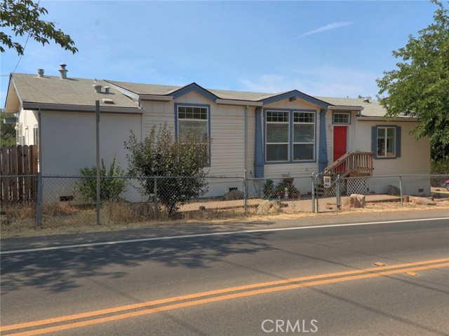 Cute curb appeal and conveniently close to public transportation!