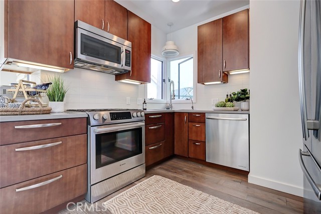 417 20th Place, Manhattan Beach, California 90266, 3 Bedrooms Bedrooms, ,2 BathroomsBathrooms,Residential,Sold,20th,SB21058820