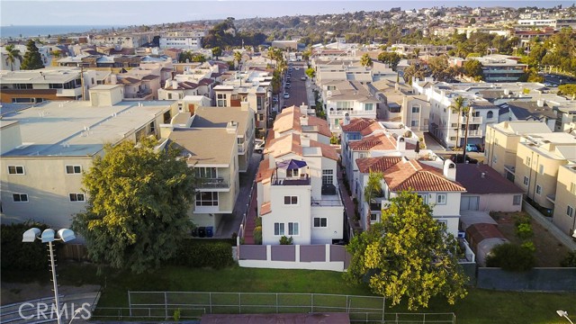 448 11th Street, Hermosa Beach, California 90254, 3 Bedrooms Bedrooms, ,2 BathroomsBathrooms,Residential,Sold,11th,SB21153589