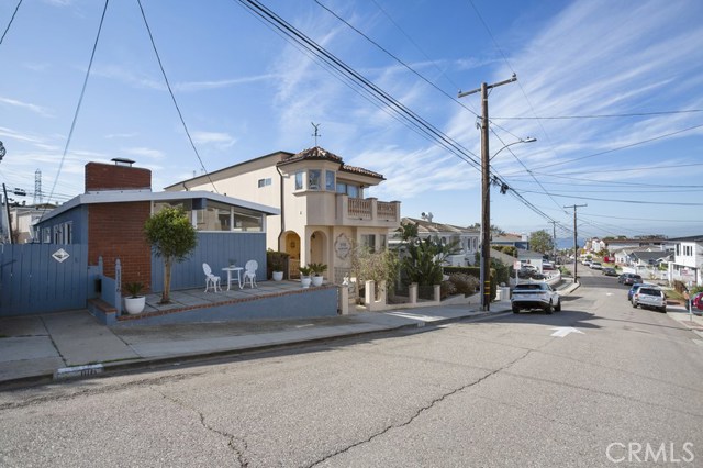 1116 2nd Street, Hermosa Beach, California 90254, 3 Bedrooms Bedrooms, ,1 BathroomBathrooms,Residential,Sold,2nd,SB20030434