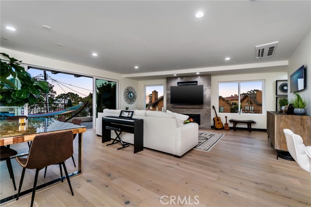 636 Vincent Park #A, Redondo Beach, California 90277, 3 Bedrooms Bedrooms, ,2 BathroomsBathrooms,Residential,Sold,Vincent Park #A,SB20200007