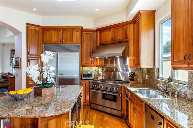 Gleaming kitchen featuring a Thermador Professional oven, complete with warming lights.
