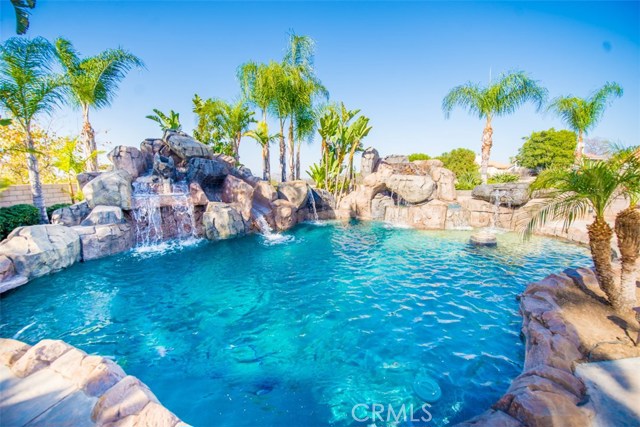 This pool has it all!