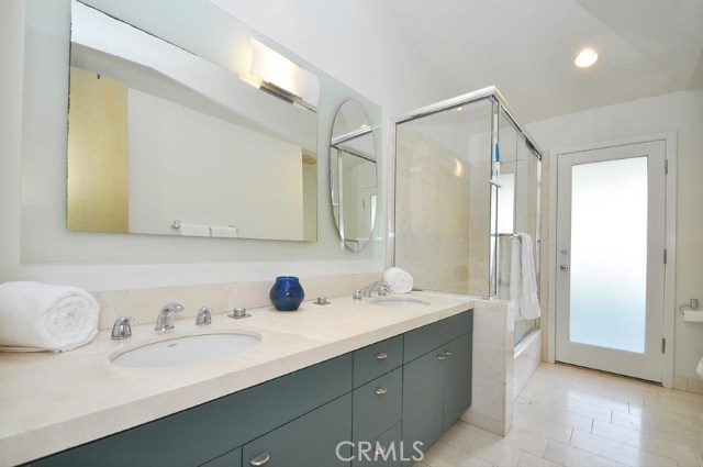 Hallway Bathroom #2 - Full Bath with Double Vanities & Shower/Tub