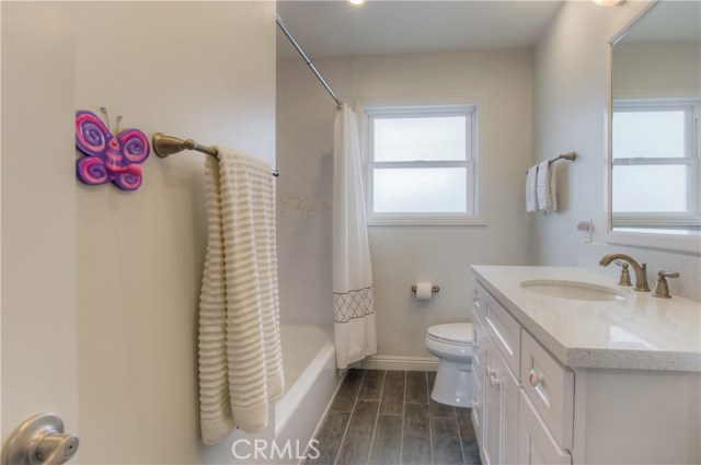 Upstairs full bathroom.