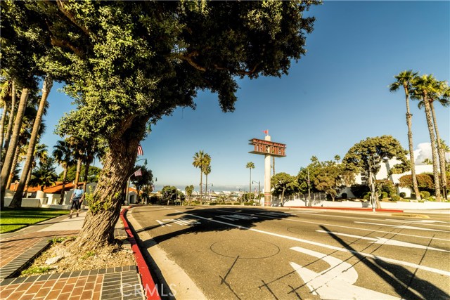 Located with a 3 to 5 minute walk to the Redondo Pier, parks, beach bike paths, sandy beach, shopping, dining and night life.