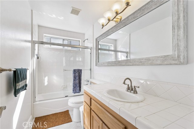 Full bath for both downstairs bedrooms