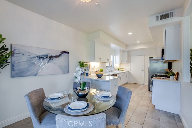 Open kitchen with breakfast bar for mornings on the go!