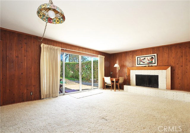 Downstairs bedroom #4 or family room with full bathroom