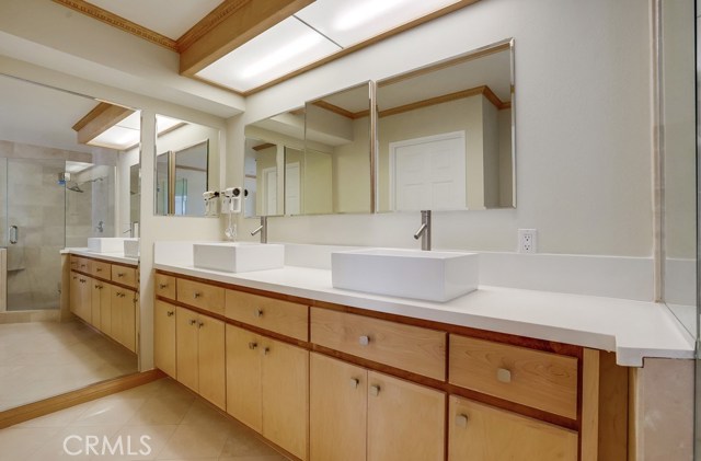 MASTER BATHROOM WITH DOUBLE SINKS