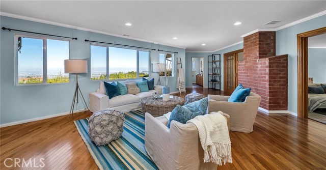 Family Room with big window to view LA downtown