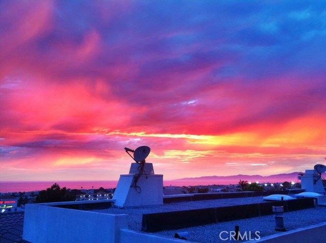 943 1st Street, Hermosa Beach, California 90254, 2 Bedrooms Bedrooms, ,2 BathroomsBathrooms,Residential,Sold,1st,SB17097562
