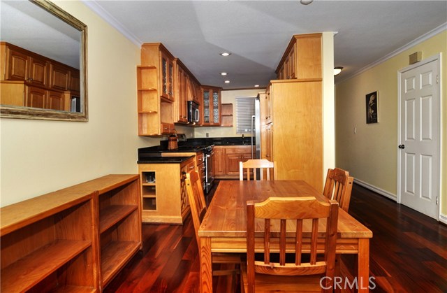 The dining room takes your right into your beautiful kithcen