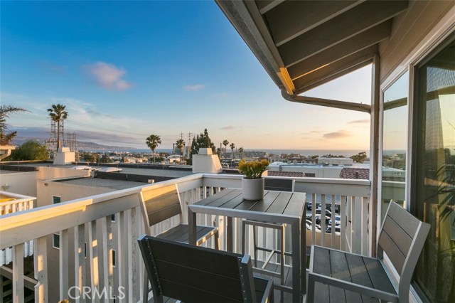 943 1st Street, Hermosa Beach, California 90254, 2 Bedrooms Bedrooms, ,2 BathroomsBathrooms,Residential,Sold,1st,SB17097562