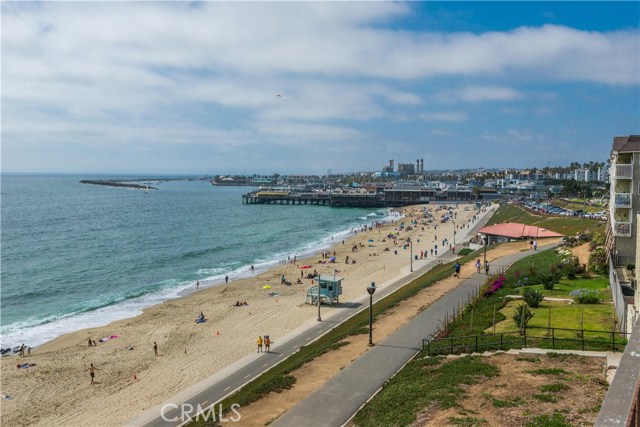 Redondo Beach, Pier, Veteran's Park, Farmer's Market All Within Walking Distance.