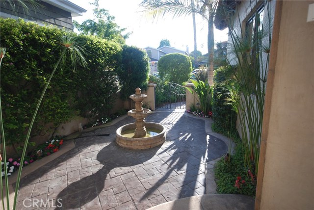 Front courtyard with fountain
