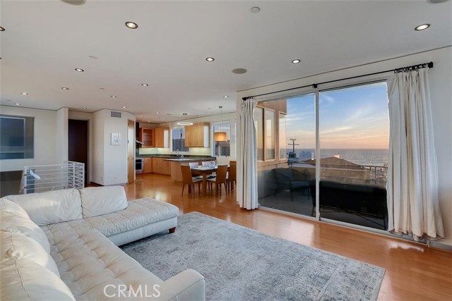 200 38th Street, Manhattan Beach, California 90266, 3 Bedrooms Bedrooms, ,4 BathroomsBathrooms,Residential,Sold,38th,PW21027936