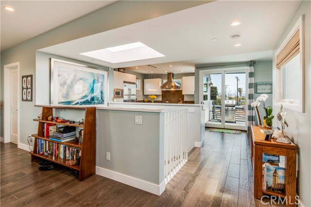 1074 7th Street, Hermosa Beach, California 90254, 4 Bedrooms Bedrooms, ,3 BathroomsBathrooms,Residential,Sold,7th,SB19068500