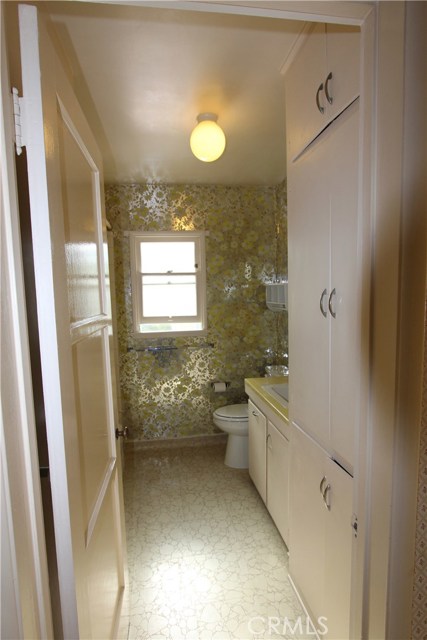 Full bathroom sits between the two front bedrooms.
