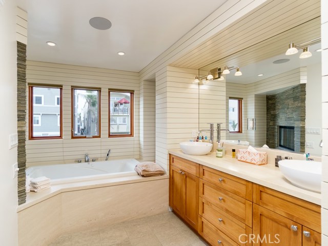 42 15th Street, Hermosa Beach, California 90254, 3 Bedrooms Bedrooms, ,3 BathroomsBathrooms,Residential,Sold,15th,SB18263868