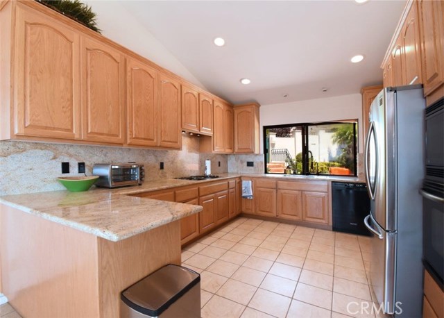 Spacious kitchen with lots of cabinets for storage