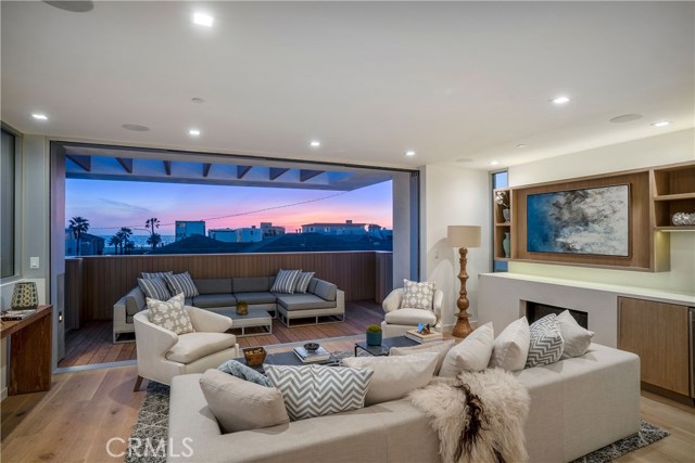 121 2nd Street, Hermosa Beach, California 90254, 4 Bedrooms Bedrooms, ,4 BathroomsBathrooms,Residential,Sold,2nd,SB19073415