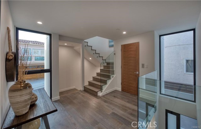 946 8th Street, Hermosa Beach, California 90254, 4 Bedrooms Bedrooms, ,3 BathroomsBathrooms,Residential,Sold,8th,SB20005641