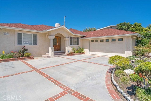 Beautifully landscaped, large driveway, custom front door