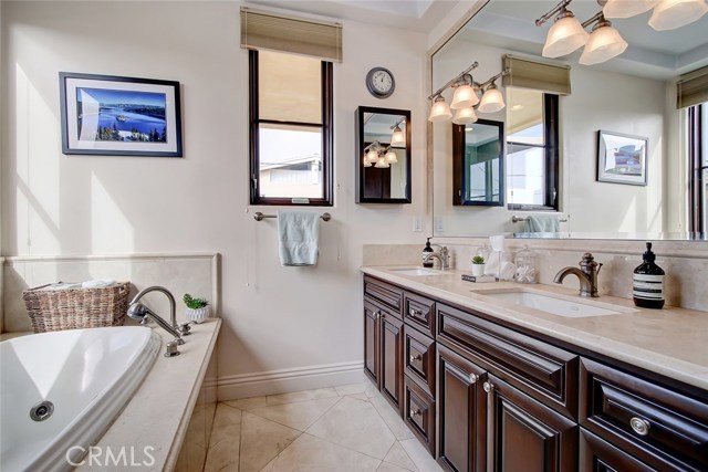 320 33rd Place, Manhattan Beach, California 90266, 3 Bedrooms Bedrooms, ,3 BathroomsBathrooms,Residential,Sold,33rd,SB21043576