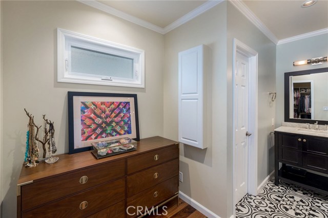 dressing area between closet & master bath