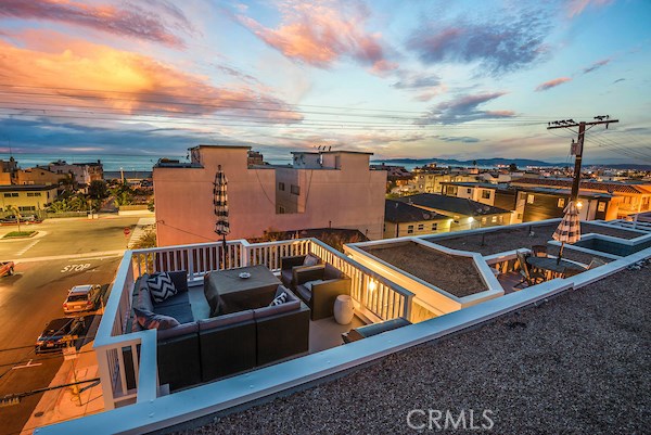 125 4th Street, Hermosa Beach, California 90254, 4 Bedrooms Bedrooms, ,3 BathroomsBathrooms,Residential,Sold,4th,SB18054270