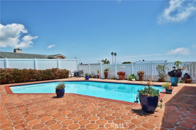 Sparkling pool and vinyl fencing