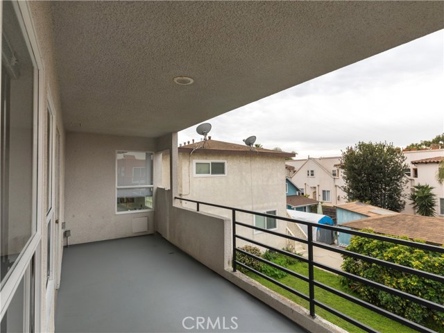 647 1st Place, Hermosa Beach, California 90254, 3 Bedrooms Bedrooms, ,2 BathroomsBathrooms,Residential,Sold,1st,SB19033605