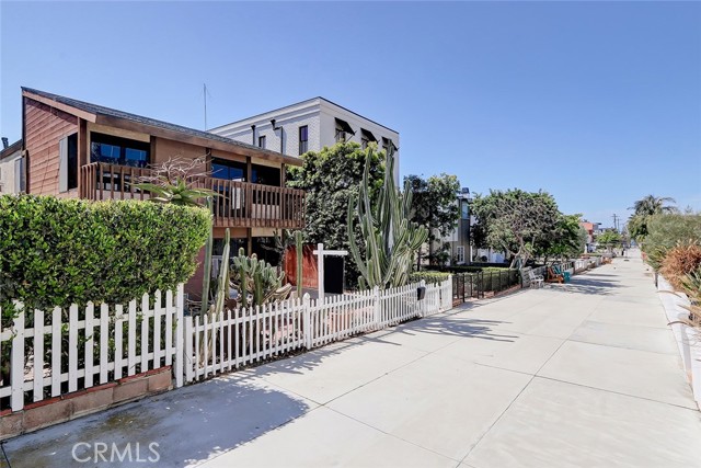 Detail Gallery Image 1 of 1 For 444 9th St, Manhattan Beach,  CA 90266 - 3 Beds | 2/1 Baths