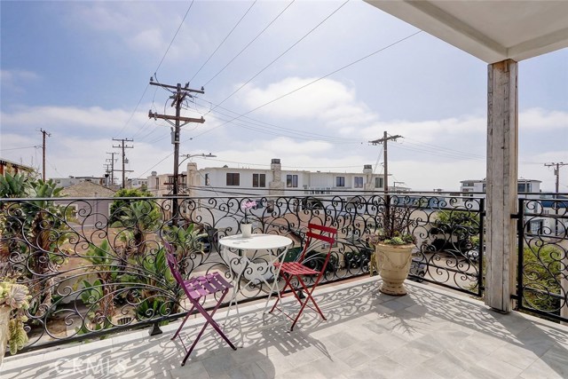 317 9th Street, Manhattan Beach, California 90266, 2 Bedrooms Bedrooms, ,2 BathroomsBathrooms,Residential,Sold,9th,SB20195791