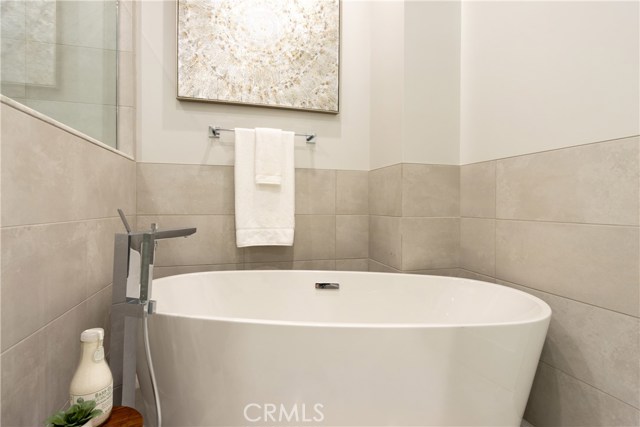 SOAKING TUB