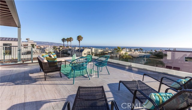 1530 Manhattan Avenue, Hermosa Beach, California 90254, 4 Bedrooms Bedrooms, ,3 BathroomsBathrooms,Residential,Sold,Manhattan,SB17147008