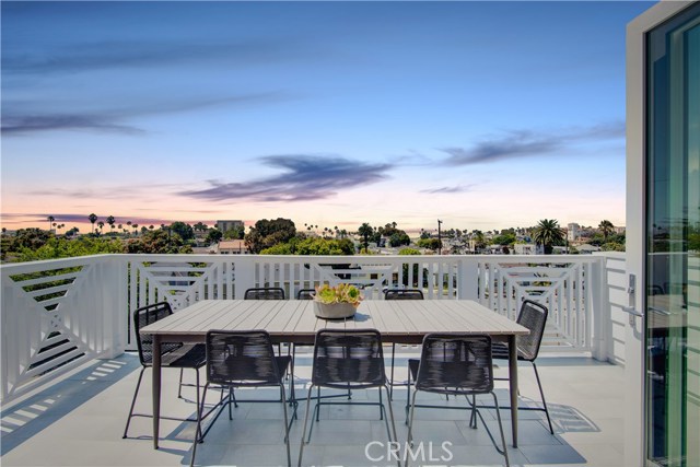 408 Francisca Avenue, Redondo Beach, California 90277, 5 Bedrooms Bedrooms, ,5 BathroomsBathrooms,Residential,Sold,Francisca,SB20169489