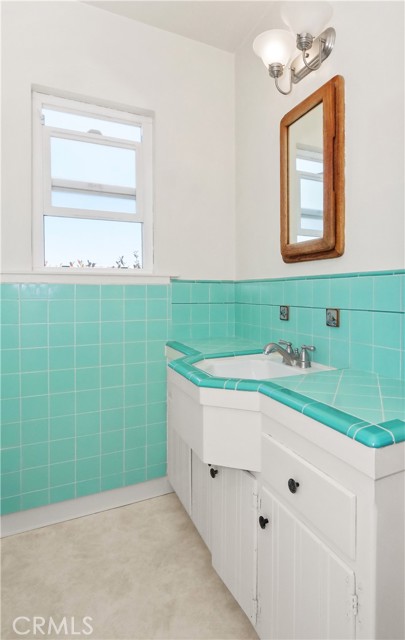 1311 Helberta Avenue, Redondo Beach, California 90277, 4 Bedrooms Bedrooms, ,1 BathroomBathrooms,Residential,Sold,Helberta,PV21135896