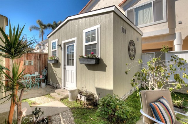 Legal detached building that can be used as a bedroom, office or studio.