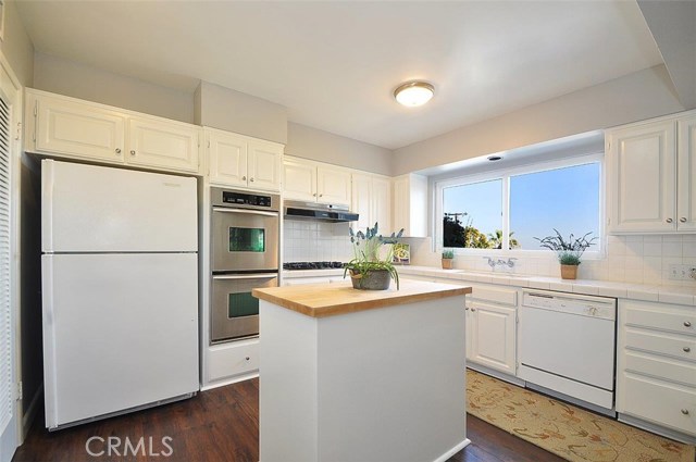 Kitchen has good layout plus louvered doors to laundry area.