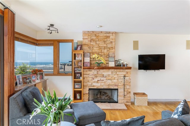 1209 Bayview Drive, Manhattan Beach, California 90266, 2 Bedrooms Bedrooms, ,1 BathroomBathrooms,Residential,Sold,Bayview,SB19189797