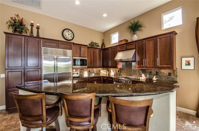 Island Breakfast Bar in Kitchen