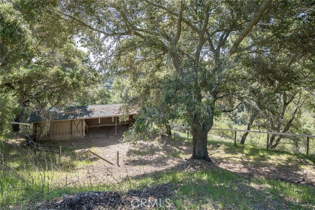 Outbuilding / barn with separate driveway