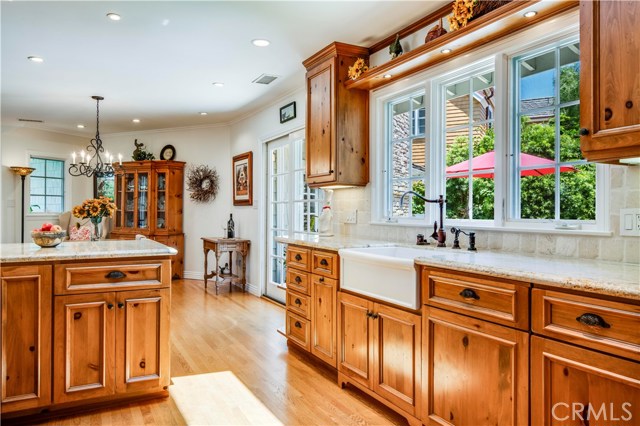 LARGE FARMHOUSE SINK WITH OIL RUBBED BRONZE FIXTURES