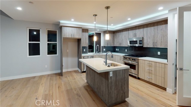 ALTERNATIVE VIEW OF KITCHEN WITH VIKING APPLIANCES