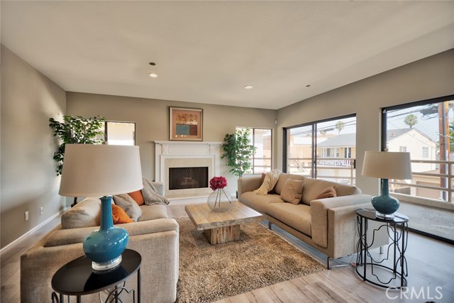 512 Esplanade, Redondo Beach, California 90277, 2 Bedrooms Bedrooms, ,2 BathroomsBathrooms,Residential,Sold,Esplanade,IN17223458