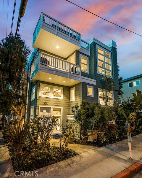 125 4th Street, Hermosa Beach, California 90254, 4 Bedrooms Bedrooms, ,3 BathroomsBathrooms,Residential,Sold,4th,SB18054270