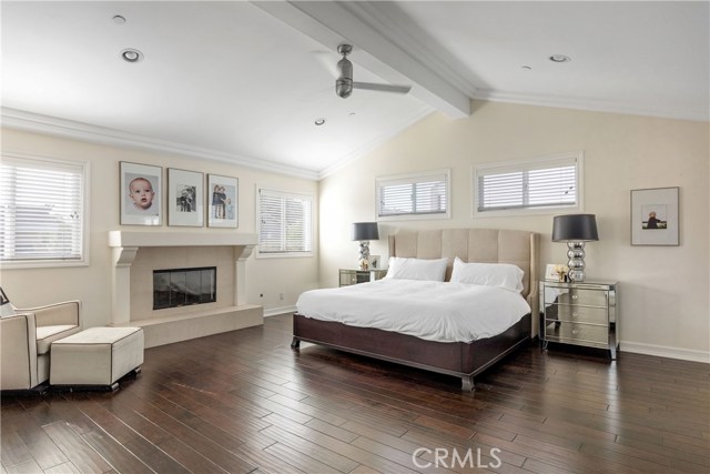 Nicely equipped with vaulted ceilings, fireplace and lots of windows.