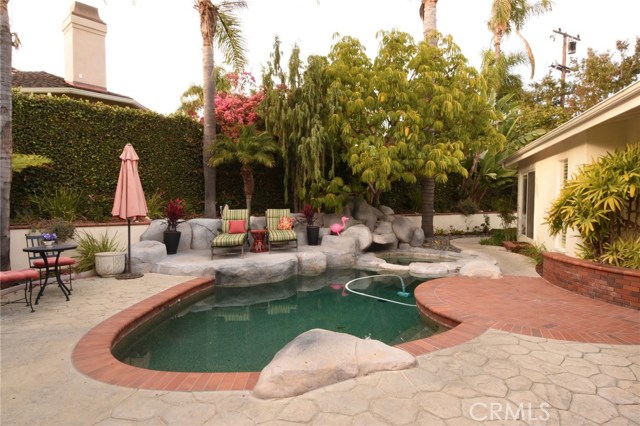 Super private, tropical saltwater rock pool and spa, with fun sitting areas!  Grassy backyard is beyond this area.